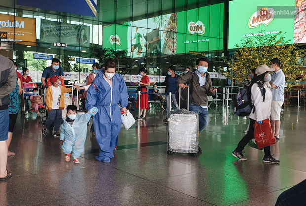 Chùm ảnh: Người dân mặc đồ bảo hộ kín mít trên những chuyến bay trở về Sài Gòn sau kỳ nghỉ Tết nguyên đán - Ảnh 2.