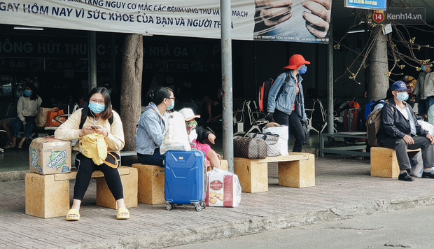 Chùm ảnh: Người dân mặc đồ bảo hộ kín mít trên những chuyến bay trở về Sài Gòn sau kỳ nghỉ Tết nguyên đán - Ảnh 12.