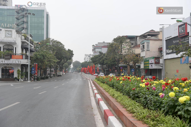 Ảnh: Mùng 5 Tết, nhiều di tích và đền chùa ở Hà Nội đóng cửa, người dân đứng bên ngoài vái vọng - Ảnh 18.