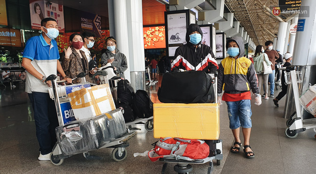 Chùm ảnh: Người dân mặc đồ bảo hộ kín mít trên những chuyến bay trở về Sài Gòn sau kỳ nghỉ Tết nguyên đán - Ảnh 3.