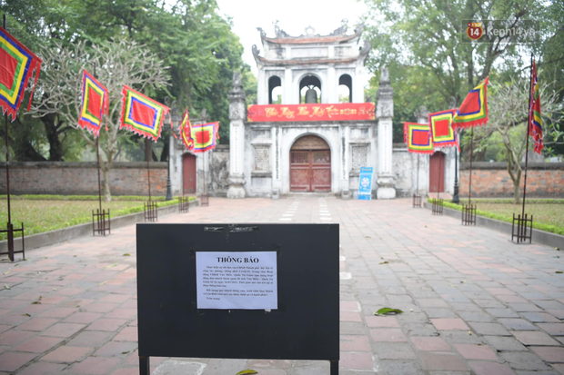 Ảnh: Mùng 5 Tết, nhiều di tích và đền chùa ở Hà Nội đóng cửa, người dân đứng bên ngoài vái vọng - Ảnh 5.