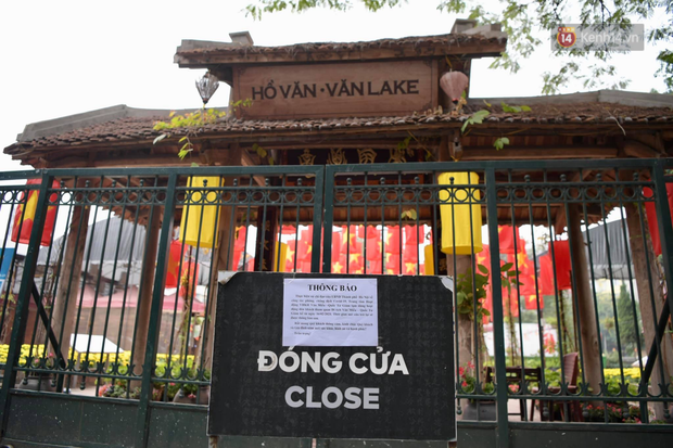 Ảnh: Mùng 5 Tết, nhiều di tích và đền chùa ở Hà Nội đóng cửa, người dân đứng bên ngoài vái vọng - Ảnh 10.
