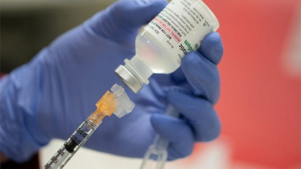 Nhật Bản bắt đầu tiêm vaccine ngừa Covid-19 cho nhân viên Y tế - Ảnh 1.