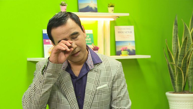 Quyền Linh - MC giàu nhất nhì showbiz Việt: Một đời lăn lộn để thoát cảnh cùng cực, thành đại gia rồi vẫn giản dị nằm đất, đi dép lào, bỏ tiền túi giúp dân nghèo nên được người người yêu quý - Ảnh 2. Quyền Linh - MC giàu nhất nhì showbiz Việt: Một đời lăn lộn để thoát cảnh cùng cực, thành đại gia rồi vẫn giản dị nằm đất, đi dép lào, bỏ tiền túi giúp dân nghèo nên được người người yêu quý - Ảnh 2.