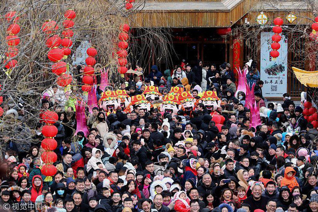 Muôn hình vạn trạng ngày Vía Thần Tài ở Trung Quốc: Người tranh nhau quét mã nhận lì xì online, hàng vạn người giành lấy tiền cổ vì muốn may mắn - Ảnh 1.