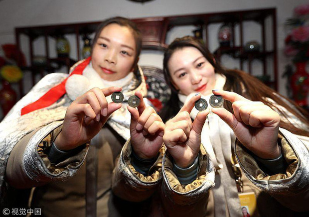 Muôn hình vạn trạng ngày Vía Thần Tài ở Trung Quốc: Người tranh nhau quét mã nhận lì xì online, hàng vạn người giành lấy tiền cổ vì muốn may mắn - Ảnh 5.