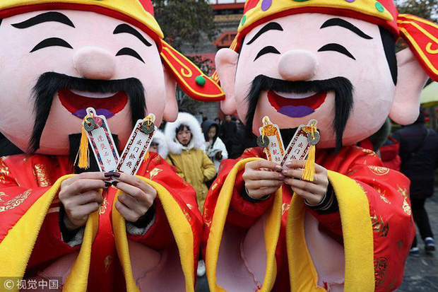 Muôn hình vạn trạng ngày Vía Thần Tài ở Trung Quốc: Người tranh nhau quét mã nhận lì xì online, hàng vạn người giành lấy tiền cổ vì muốn may mắn - Ảnh 6.