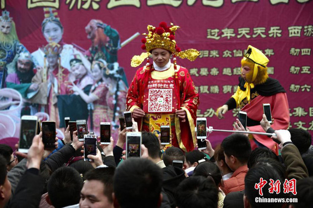 Muôn hình vạn trạng ngày Vía Thần Tài ở Trung Quốc: Người tranh nhau quét mã nhận lì xì online, hàng vạn người giành lấy tiền cổ vì muốn may mắn - Ảnh 7.