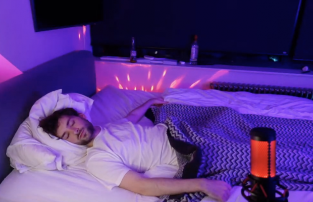Làm giàu không khó: Livestream nằm ngủ, anh chàng kiếm 16.000 USD ‘ngon ơ’ chỉ trong 1 đêm - Ảnh 2.