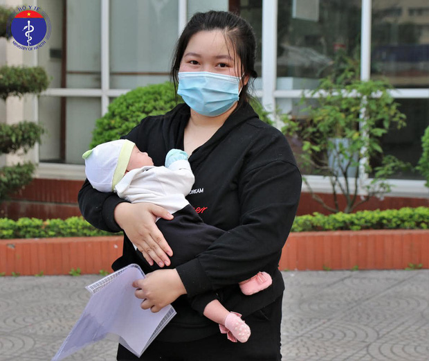 Bệnh nhi sơ sinh đầu tiên mắc Covid-19 tại Việt Nam được công bố khỏi bệnh - Ảnh 3.