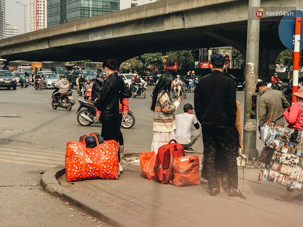 Chùm ảnh: Sinh viên Hà Nội khệ nệ mang đồ đạc, đeo khẩu trang kín mít về quê ăn Tết - Ảnh 1.