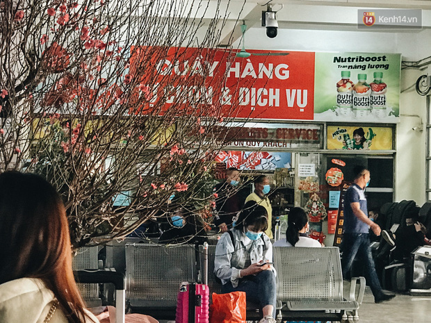 Chùm ảnh: Sinh viên Hà Nội khệ nệ mang đồ đạc, đeo khẩu trang kín mít về quê ăn Tết - Ảnh 2.