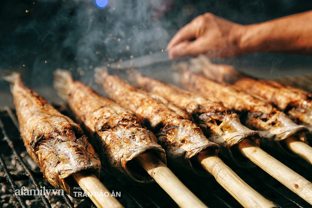  Đến tiệm bán mỗi ngày hơn 2.500 con cá lóc nướng mía, để biết món ăn này có gì đặc biệt mà người Sài Gòn năm nào cũng xếp hàng mang về cúng ông Táo!?  - Ảnh 1.