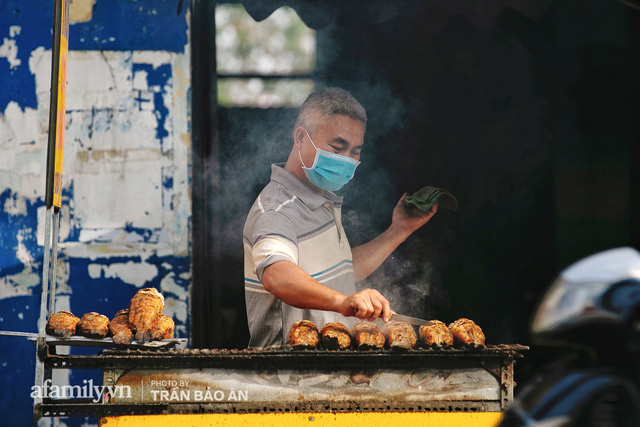  Đến tiệm bán mỗi ngày hơn 2.500 con cá lóc nướng mía, để biết món ăn này có gì đặc biệt mà người Sài Gòn năm nào cũng xếp hàng mang về cúng ông Táo!?  - Ảnh 2.