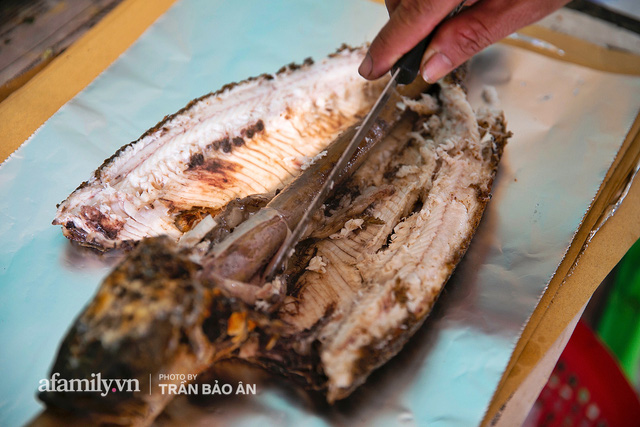  Đến tiệm bán mỗi ngày hơn 2.500 con cá lóc nướng mía, để biết món ăn này có gì đặc biệt mà người Sài Gòn năm nào cũng xếp hàng mang về cúng ông Táo!? - Ảnh 17.