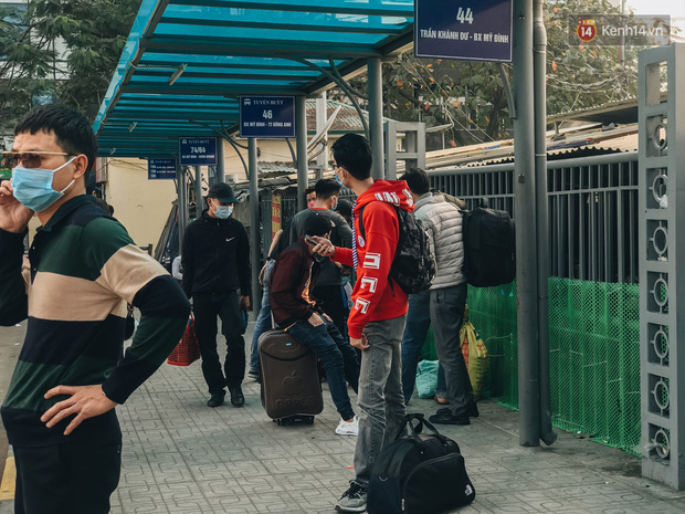 Chùm ảnh: Sinh viên Hà Nội khệ nệ mang đồ đạc, đeo khẩu trang kín mít về quê ăn Tết - Ảnh 4.