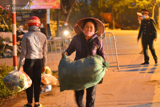 Ảnh: Đường vào thôn bị phong toả, người dân Mê Linh chuyển hàng tạ rau qua chốt kiểm dịch y tế trong đêm - Ảnh 5.