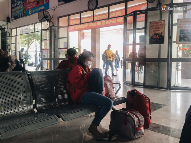 Chùm ảnh: Sinh viên Hà Nội khệ nệ mang đồ đạc, đeo khẩu trang kín mít về quê ăn Tết - Ảnh 5.