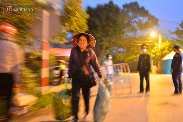 Ảnh: Đường vào thôn bị phong toả, người dân Mê Linh chuyển hàng tạ rau qua chốt kiểm dịch y tế trong đêm - Ảnh 6.
