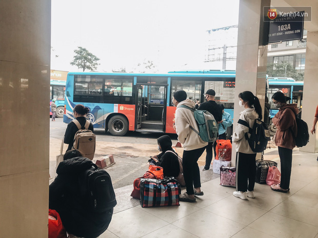 Chùm ảnh: Sinh viên Hà Nội khệ nệ mang đồ đạc, đeo khẩu trang kín mít về quê ăn Tết - Ảnh 6.
