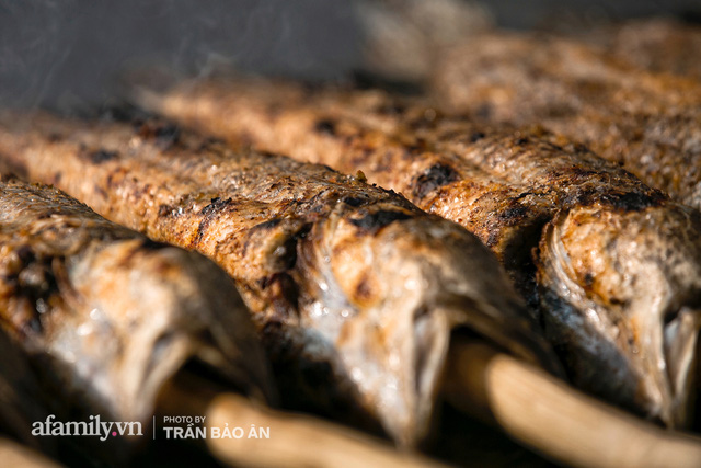  Đến tiệm bán mỗi ngày hơn 2.500 con cá lóc nướng mía, để biết món ăn này có gì đặc biệt mà người Sài Gòn năm nào cũng xếp hàng mang về cúng ông Táo!? - Ảnh 6.