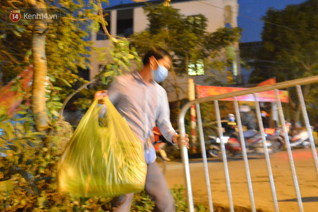 Ảnh: Đường vào thôn bị phong toả, người dân Mê Linh chuyển hàng tạ rau qua chốt kiểm dịch y tế trong đêm - Ảnh 7.
