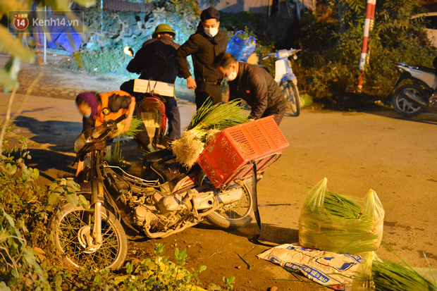 Ảnh: Đường vào thôn bị phong toả, người dân Mê Linh chuyển hàng tạ rau qua chốt kiểm dịch y tế trong đêm - Ảnh 10.