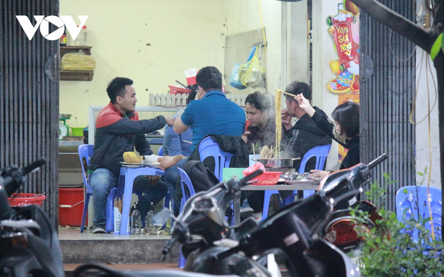  Nhiều quán ăn đường phố, trà đá vỉa hè ở Hà Nội vi phạm chỉ đạo chống dịch Covid-19  - Ảnh 11.