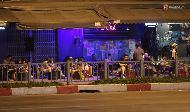 Quán nhậu ở TP. Thủ Đức, beer club trên “phố nhậu” Phạm Văn Đồng vẫn chật kín khách trong cao điểm phòng dịch Covid-19 - Ảnh 12.