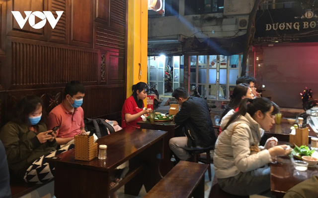  Nhiều quán ăn đường phố, trà đá vỉa hè ở Hà Nội vi phạm chỉ đạo chống dịch Covid-19  - Ảnh 12.