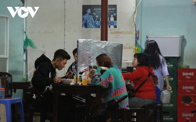  Nhiều quán ăn đường phố, trà đá vỉa hè ở Hà Nội vi phạm chỉ đạo chống dịch Covid-19  - Ảnh 13.