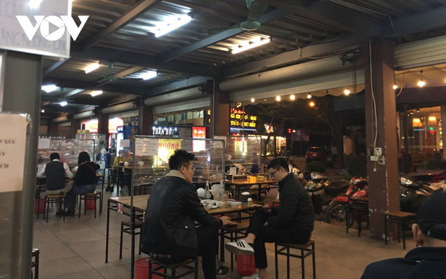  Nhiều quán ăn đường phố, trà đá vỉa hè ở Hà Nội vi phạm chỉ đạo chống dịch Covid-19  - Ảnh 15.