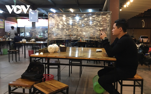  Nhiều quán ăn đường phố, trà đá vỉa hè ở Hà Nội vi phạm chỉ đạo chống dịch Covid-19  - Ảnh 16.