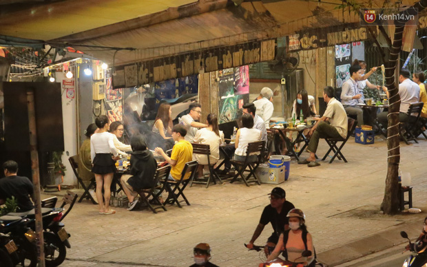 Quán nhậu ở TP. Thủ Đức, beer club trên “phố nhậu” Phạm Văn Đồng vẫn chật kín khách trong cao điểm phòng dịch Covid-19 - Ảnh 3.