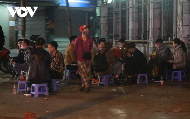  Nhiều quán ăn đường phố, trà đá vỉa hè ở Hà Nội vi phạm chỉ đạo chống dịch Covid-19  - Ảnh 3.