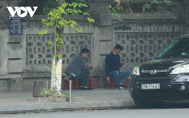  Nhiều quán ăn đường phố, trà đá vỉa hè ở Hà Nội vi phạm chỉ đạo chống dịch Covid-19  - Ảnh 4.