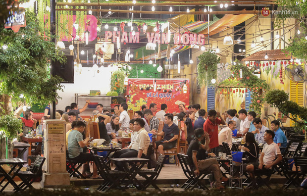 Quán nhậu ở TP. Thủ Đức, beer club trên “phố nhậu” Phạm Văn Đồng vẫn chật kín khách trong cao điểm phòng dịch Covid-19 - Ảnh 5.