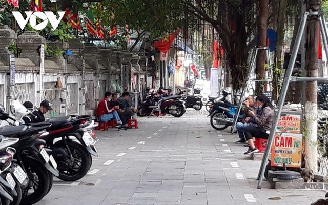  Nhiều quán ăn đường phố, trà đá vỉa hè ở Hà Nội vi phạm chỉ đạo chống dịch Covid-19  - Ảnh 5.