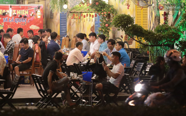 Quán nhậu ở TP. Thủ Đức, beer club trên “phố nhậu” Phạm Văn Đồng vẫn chật kín khách trong cao điểm phòng dịch Covid-19 - Ảnh 6.
