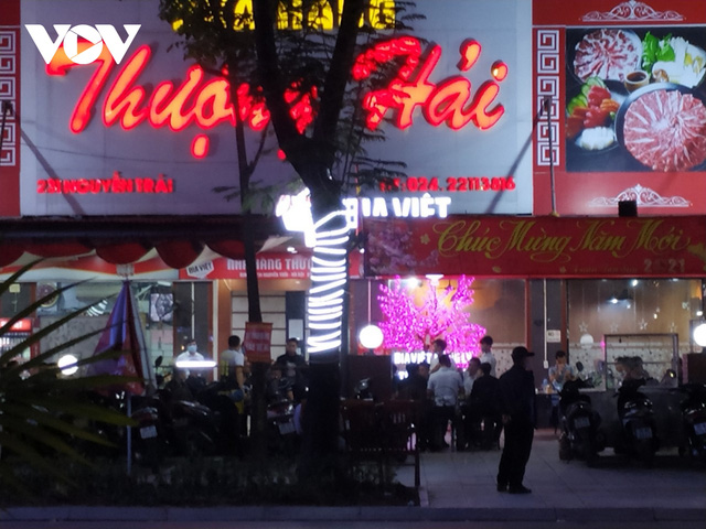  Nhiều quán ăn đường phố, trà đá vỉa hè ở Hà Nội vi phạm chỉ đạo chống dịch Covid-19  - Ảnh 6.