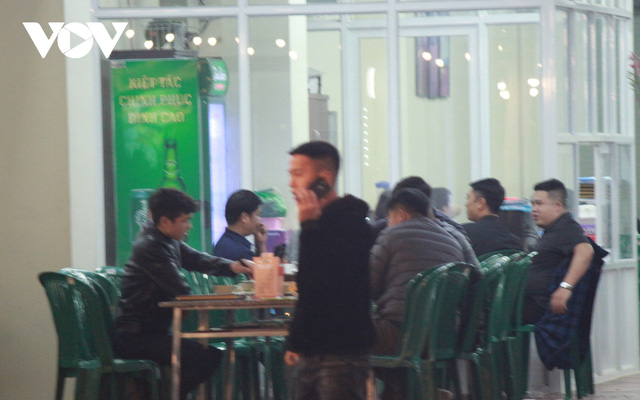  Nhiều quán ăn đường phố, trà đá vỉa hè ở Hà Nội vi phạm chỉ đạo chống dịch Covid-19  - Ảnh 7.