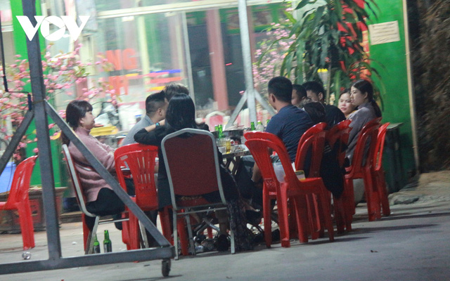  Nhiều quán ăn đường phố, trà đá vỉa hè ở Hà Nội vi phạm chỉ đạo chống dịch Covid-19  - Ảnh 8.