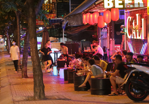 Quán nhậu ở TP. Thủ Đức, beer club trên “phố nhậu” Phạm Văn Đồng vẫn chật kín khách trong cao điểm phòng dịch Covid-19 - Ảnh 10.