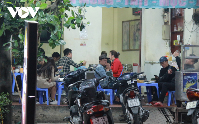  Nhiều quán ăn đường phố, trà đá vỉa hè ở Hà Nội vi phạm chỉ đạo chống dịch Covid-19  - Ảnh 10.