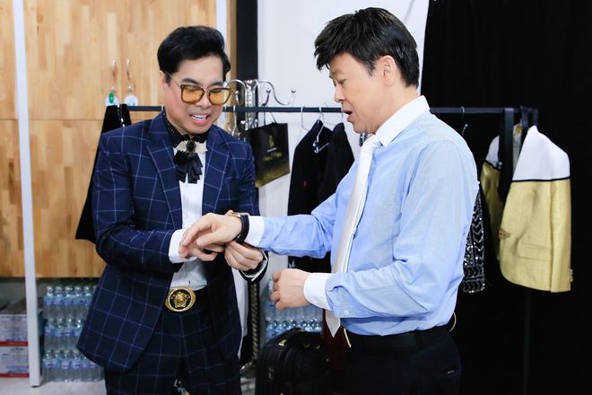 Ông hoàng nhạc sến" Ngọc Sơn và cách tiêu tiền lạ kì: Mua bảo hiểm trinh tiết đời trai 1 triệu USD, đầu tư 1000 cây vàng đúc tượng chính mình, thuê