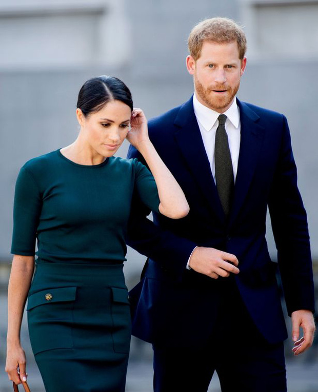  Sau thông báo thiếu tôn trọng của vợ chồng Meghan Markle, Nữ hoàng Anh có động thái mới khiến nhà Sussex xấu hổ không nói nên lời - Ảnh 2.