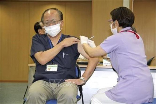 Nhật Bản tiêm vaccine cho người cao tuổi từ tháng 4 - Ảnh 1.