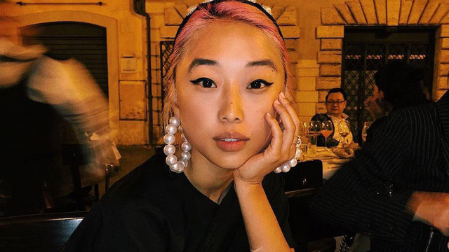  27 tuổi, từng là con vịt xấu xí bị phân biệt chủng tộc, Margaret Zhang giờ có gì trong tay để ngồi lên chiếc ghế tổng biên tập Vogue Trung Quốc?  - Ảnh 1.