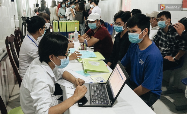 Cận cảnh những mũi tiêm vaccine Covid-19 của Việt Nam cho người dân Long An - Ảnh 3.