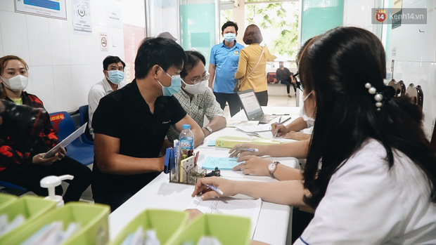 Cận cảnh những mũi tiêm vaccine Covid-19 của Việt Nam cho người dân Long An - Ảnh 4.